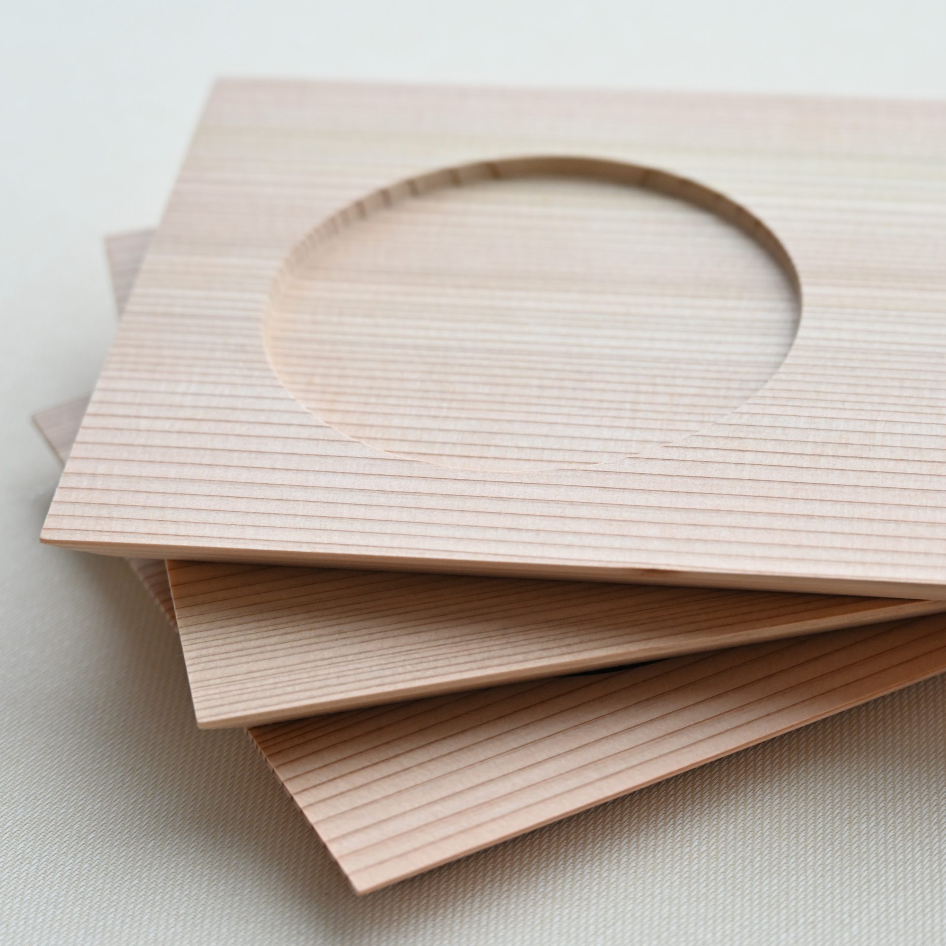 吉野杉のカフェトレイ（重ね置き）
