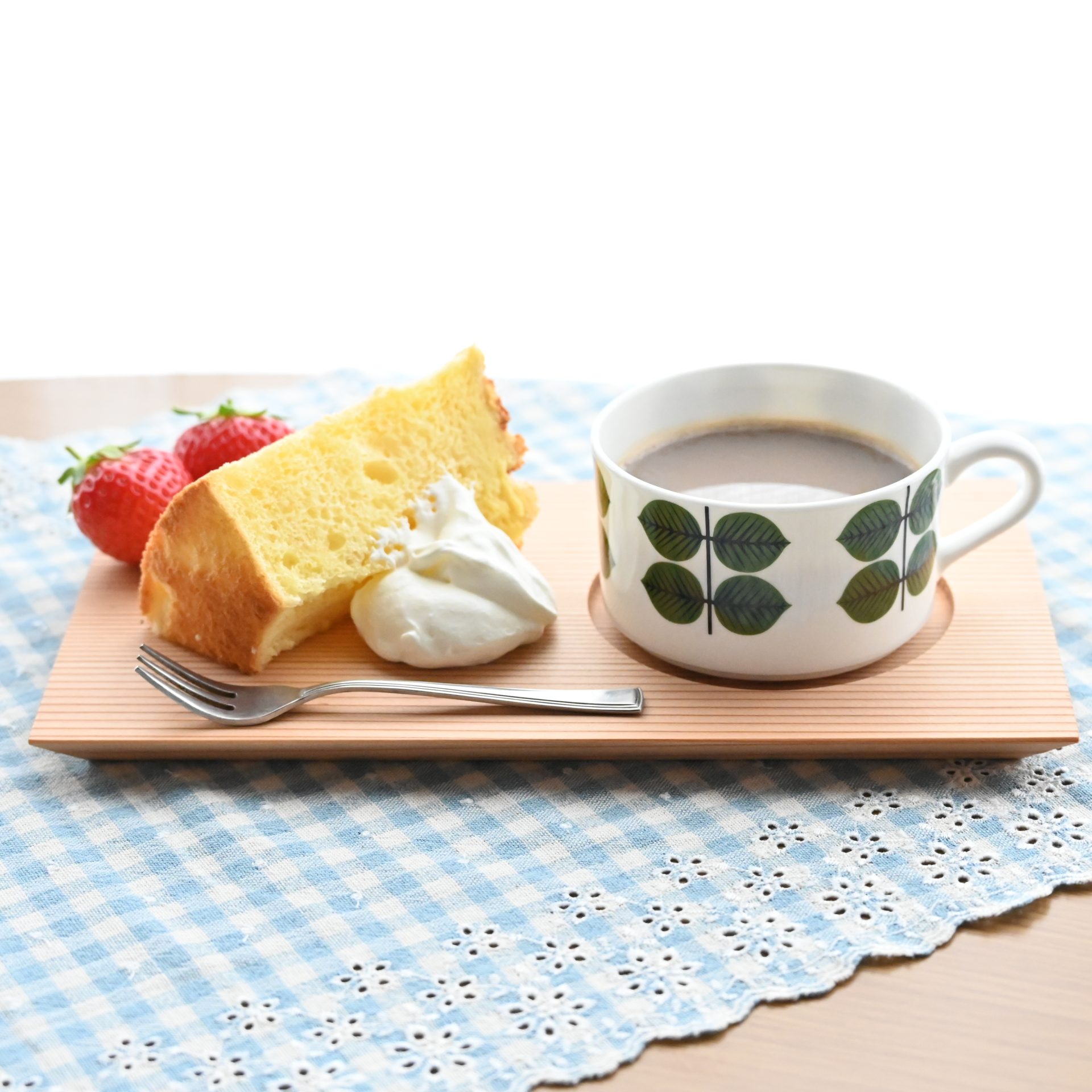 吉野杉のカフェトレイ(シフォンケーキ正面)