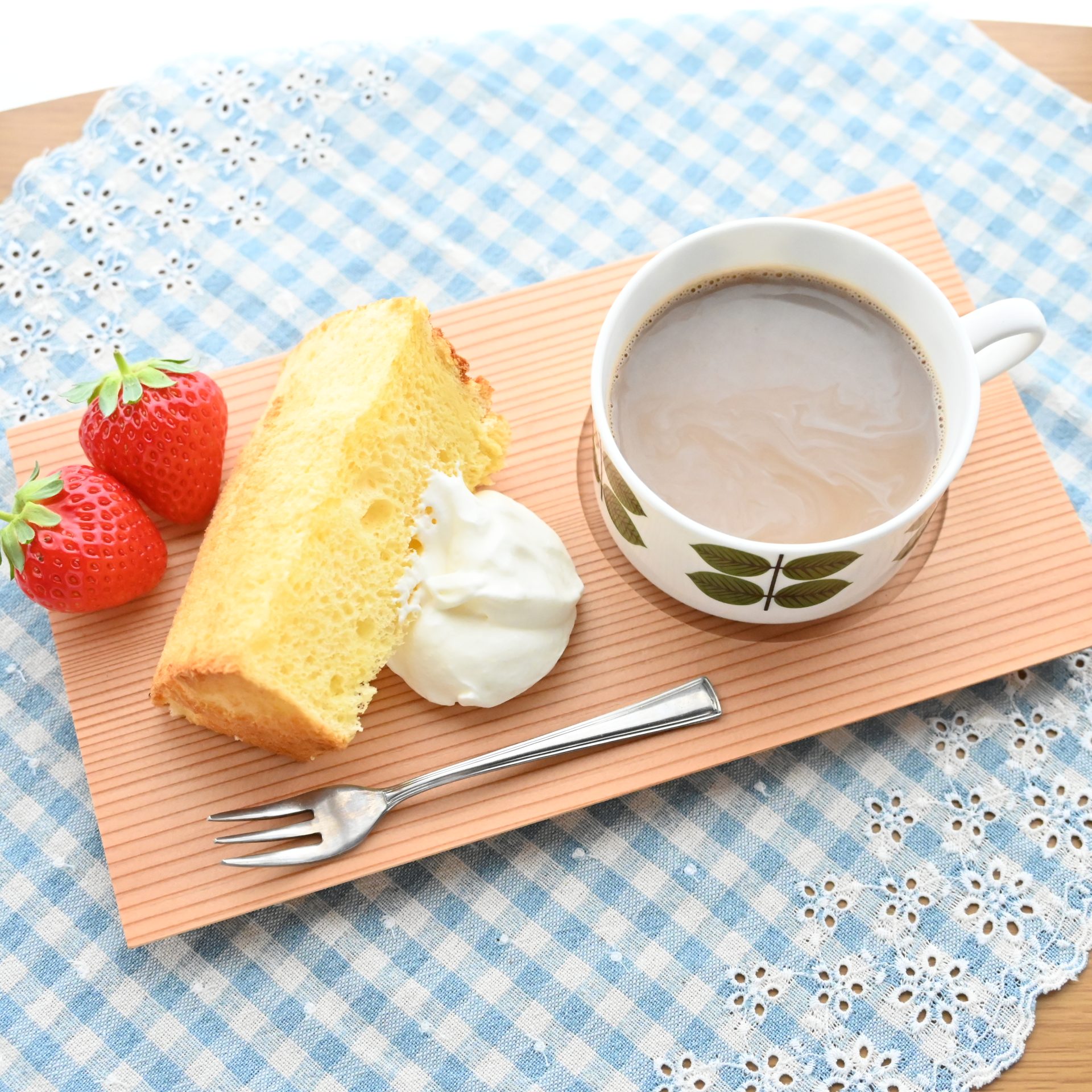 吉野杉のカフェトレイ( シフォンケーキ)